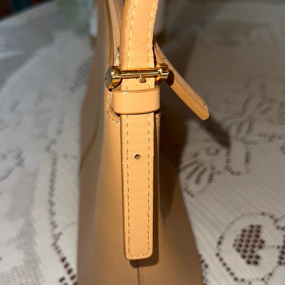 Elegant Tan Handbag - Picture 3 of 13